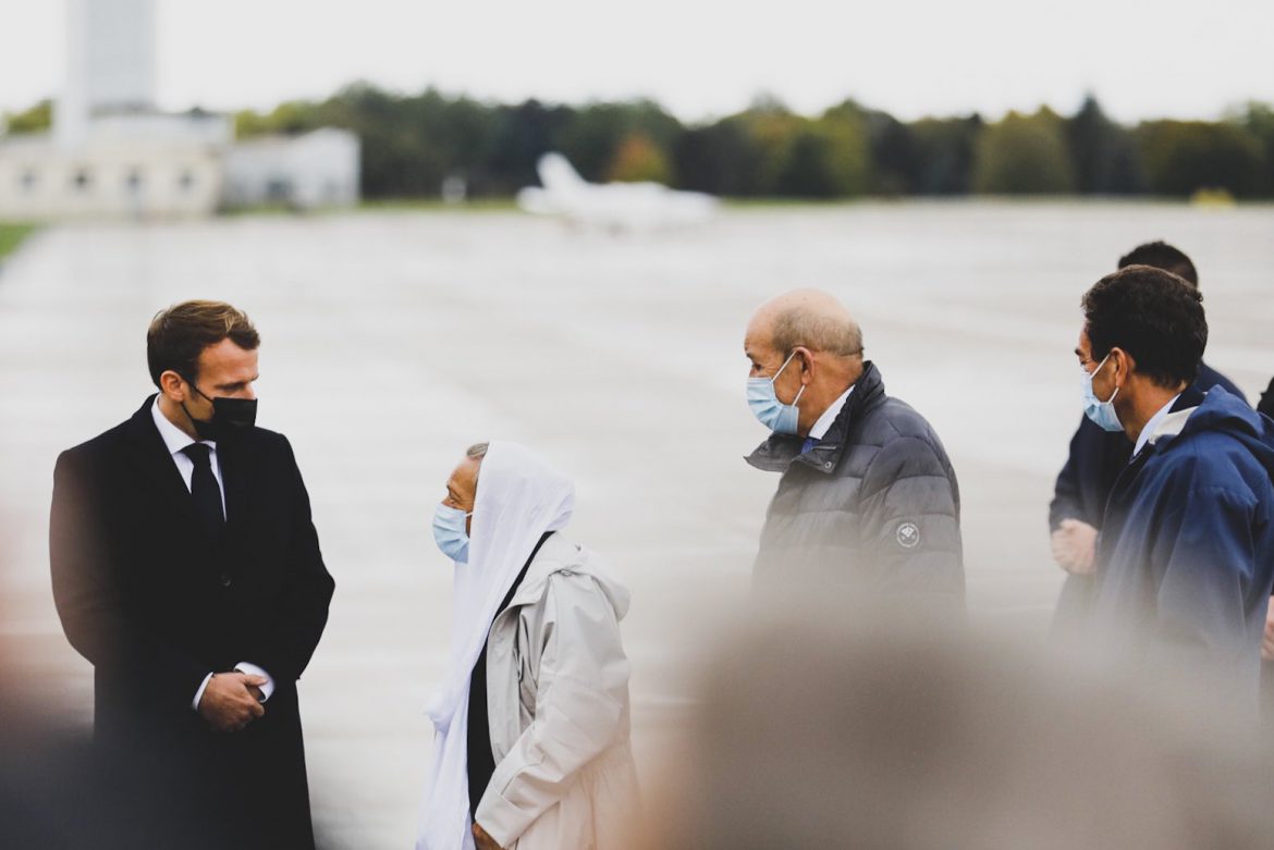 Macron anunció un confinamiento estricto en toda Francia
