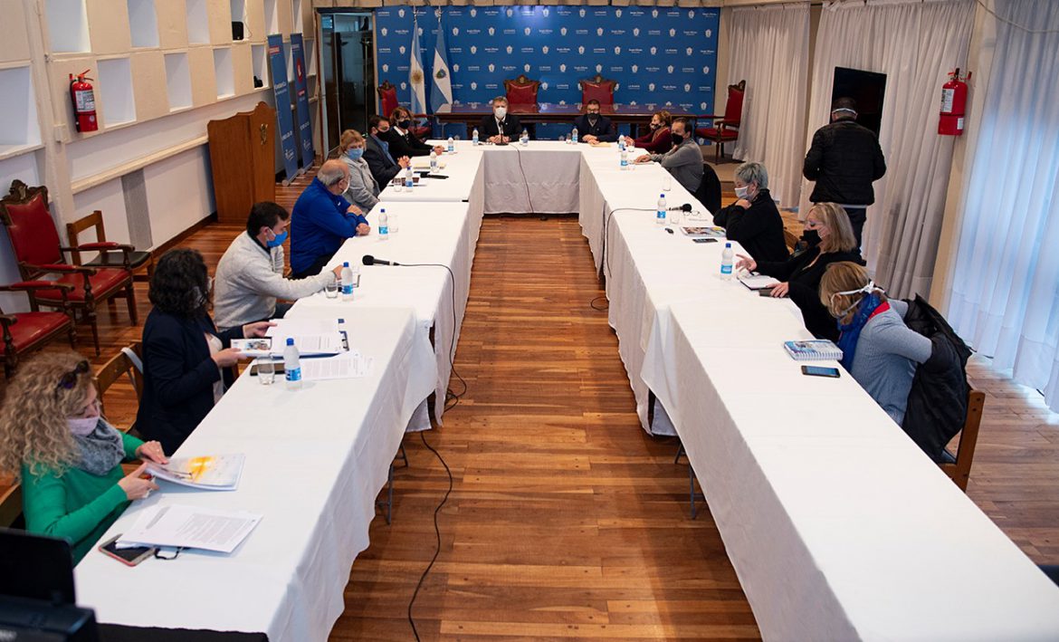 Los reclamos que llevará la Intersindical a la paritaria estatal