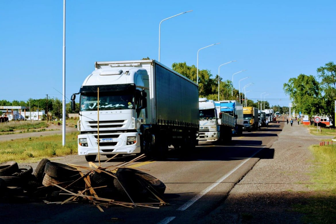 Manifestantes cortaron el puente que une Río Colorado y La Adela