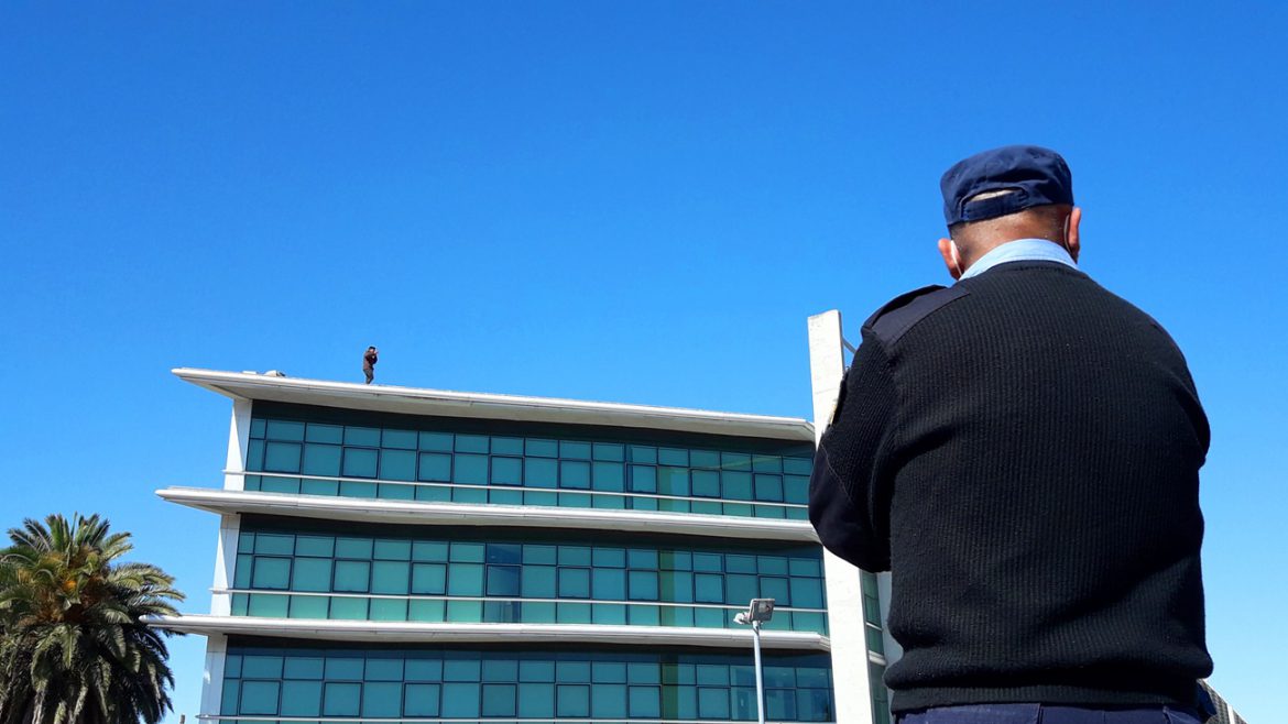 Por dos horas, un hombre amenazó con arrojarse desde el techo del Centro Judicial