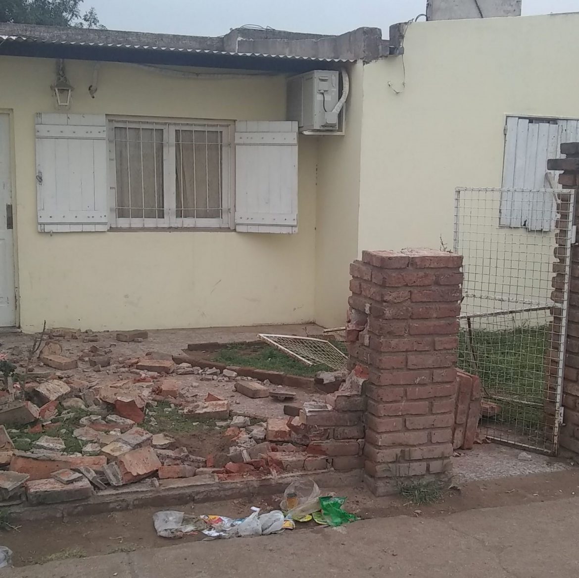 En una camioneta chocó y destruyó un tapial de una casa en Villa Parque