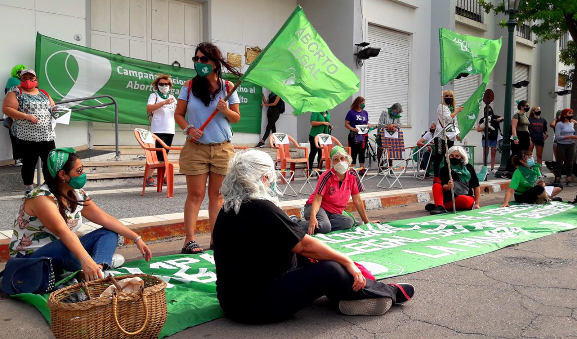 Sentada y caravana verde en Santa Rosa para pedir por el aborto legal y seguro