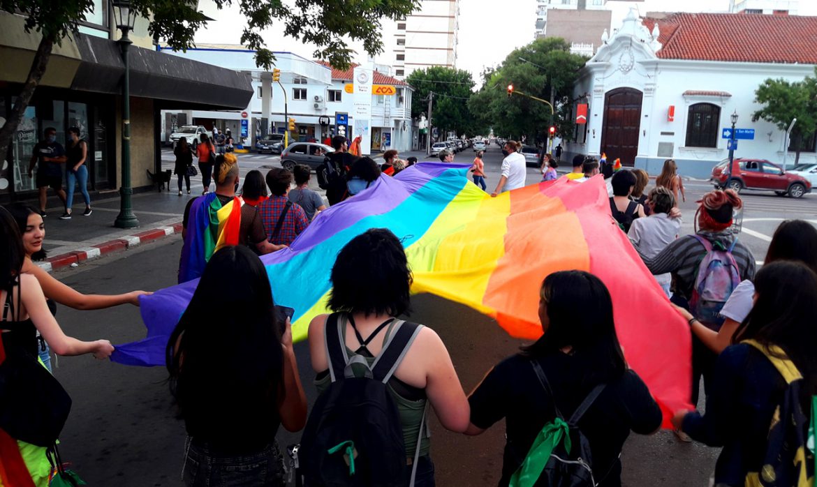 Presentan proyecto que amplía los motivos por los que puede cambiarse el apellido