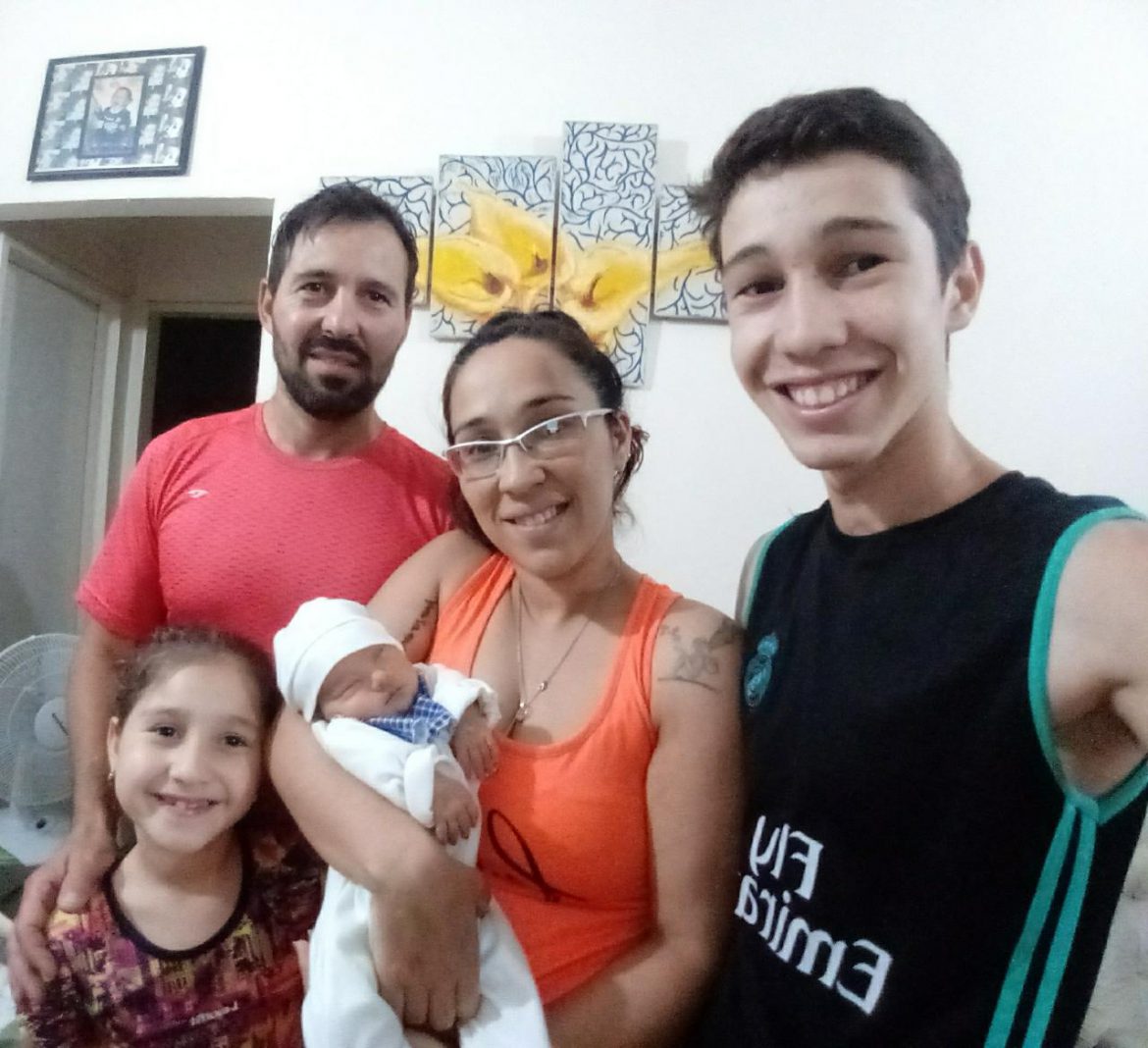 Dio a luz en el baño de su casa en Santa Rosa, con la ayuda de su esposo y policías