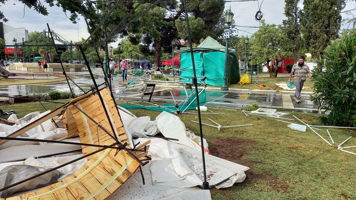 La Feria del Regalo, destrozada por el viento