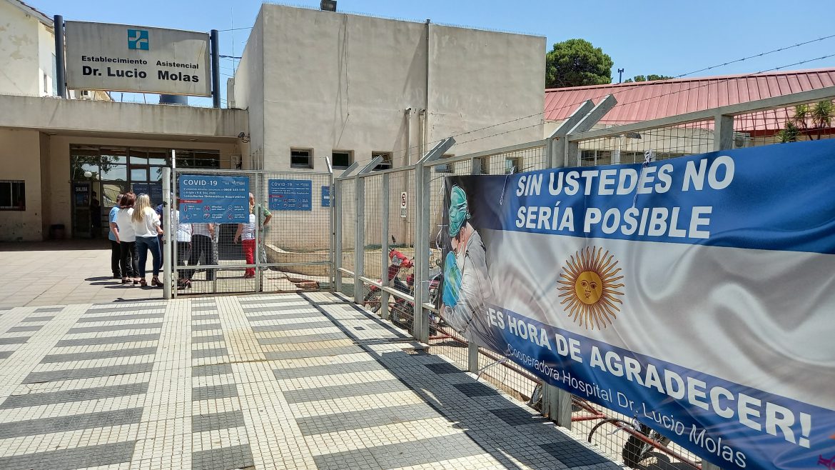 La Cooperadora del Molas, con una bandera, agradeció al personal por la batalla contra el covid