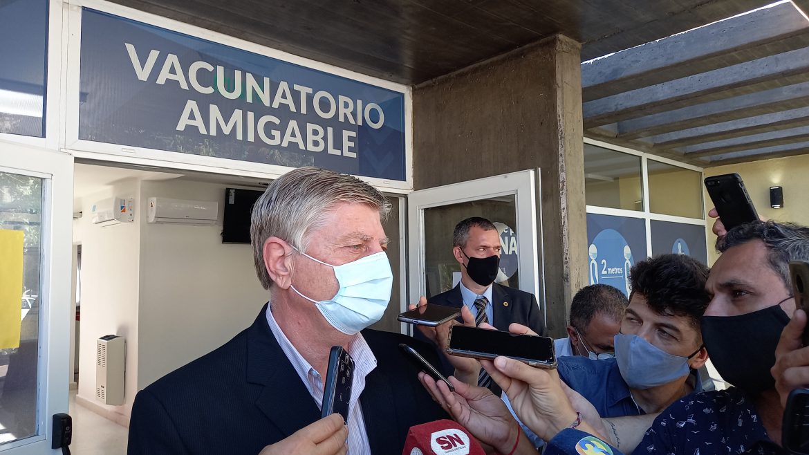 “Ni cuenta me di”, dijo el gobernador luego de vacunarse