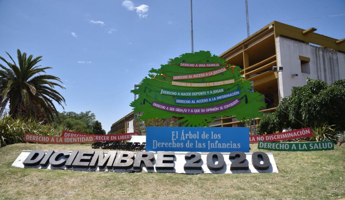 El arbolito de Navidad del Centro Cívico, con los derechos de las infancias
