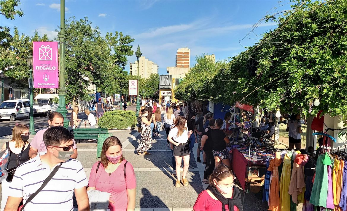 Abrió la Feria del Regalo, luego de los destrozos por la tormenta, y se llenó