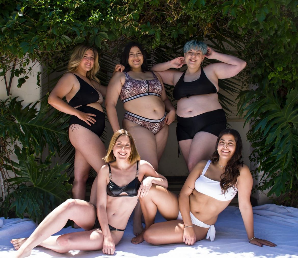 Contra el talle único, fotógrafa regaló sesión de fotos de trajes de baño para cuerpos diversos