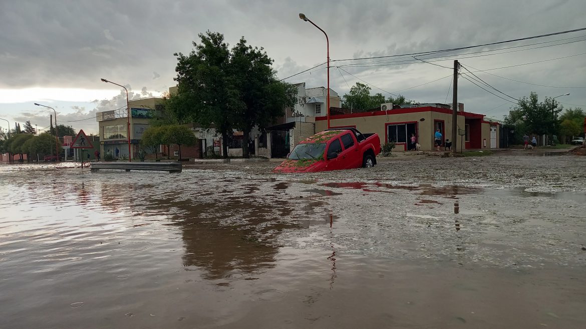 Otra tormenta en Santa Rosa dejó calles y casas inundadas