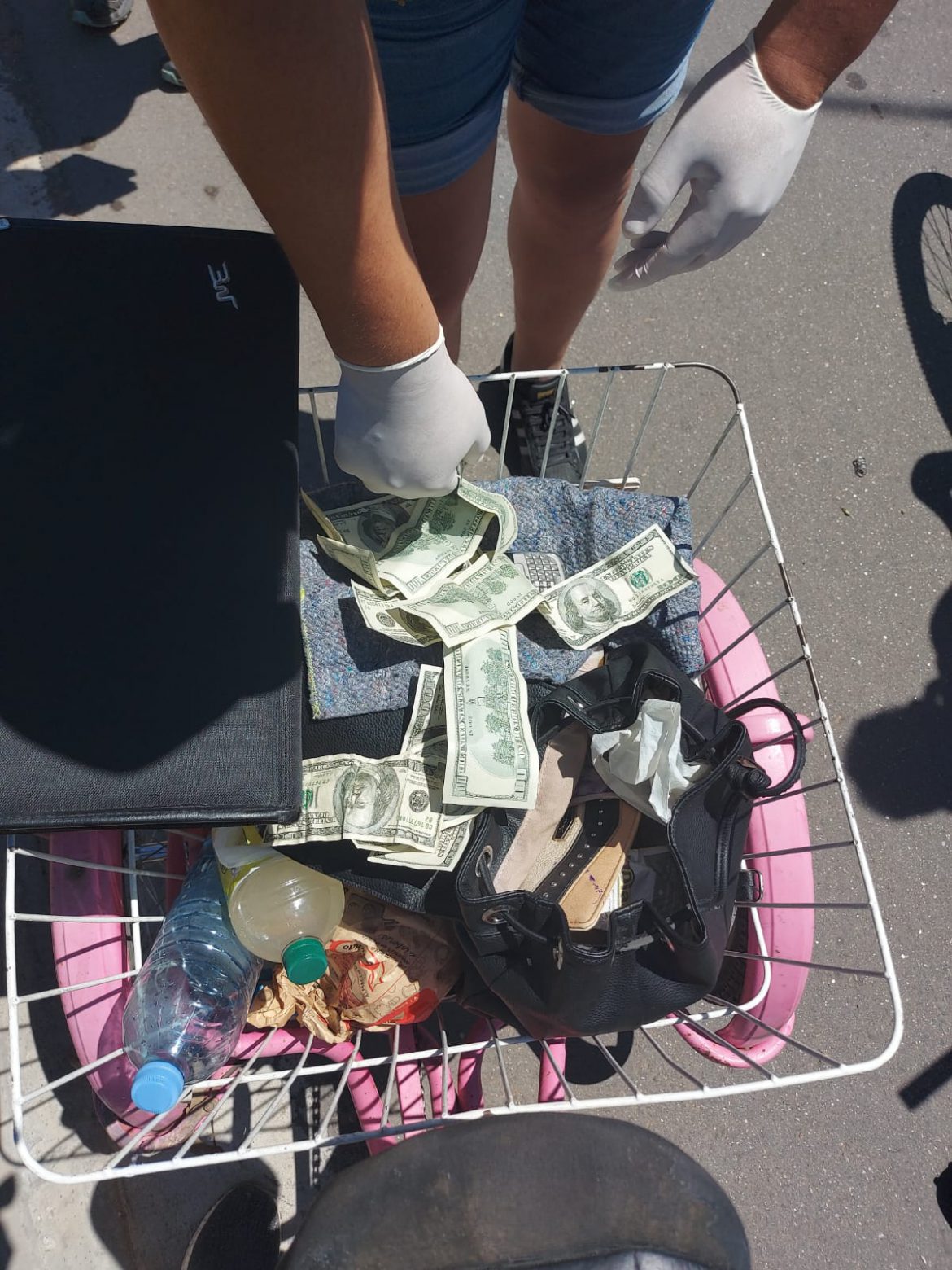 Empleada filmada robando dinero de una casa en Santa Rosa se habría llevado 24 mil dólares