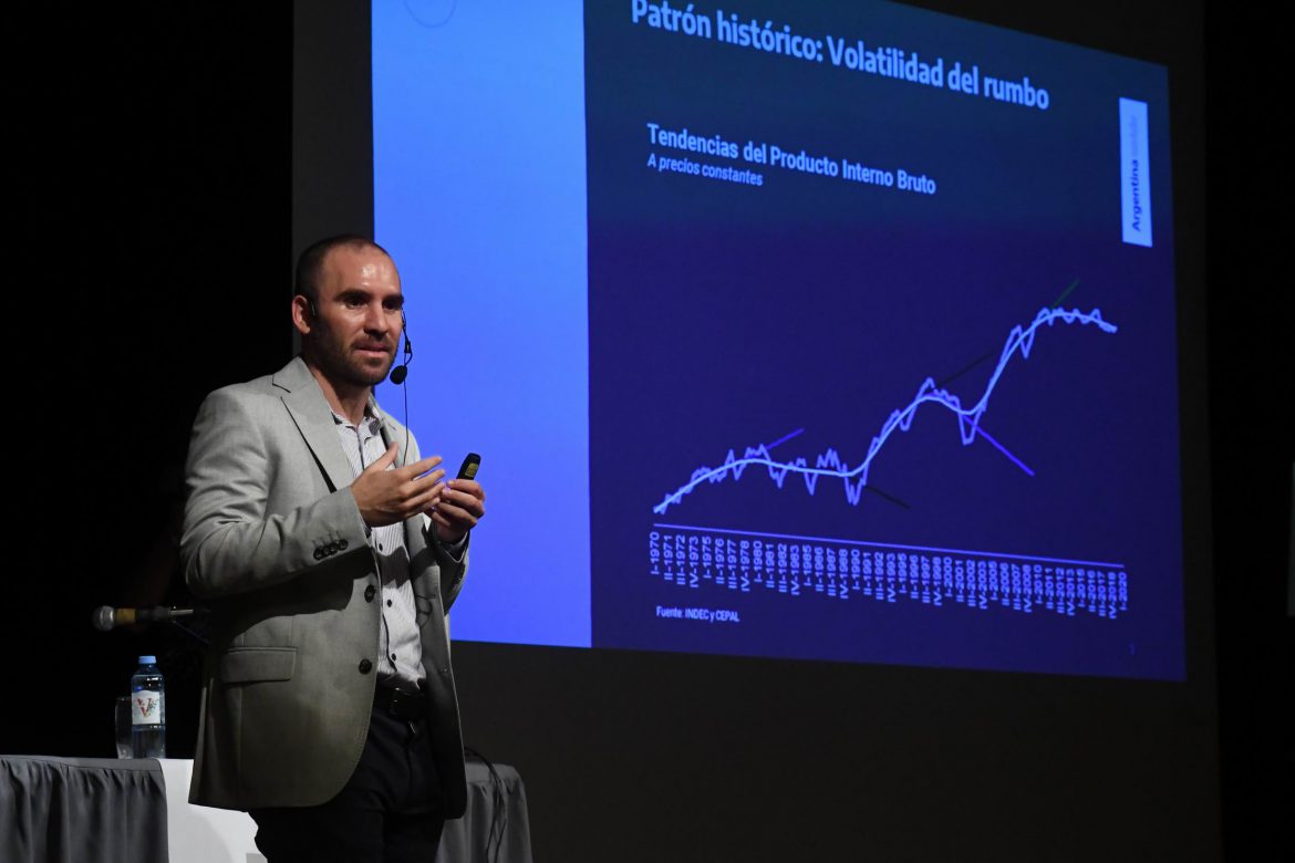Guzmán habló en la UNLPam del desafío de “tranquilizar” la economía en el país