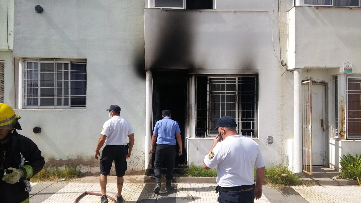 Un departamento incendiado en Santa Rosa
