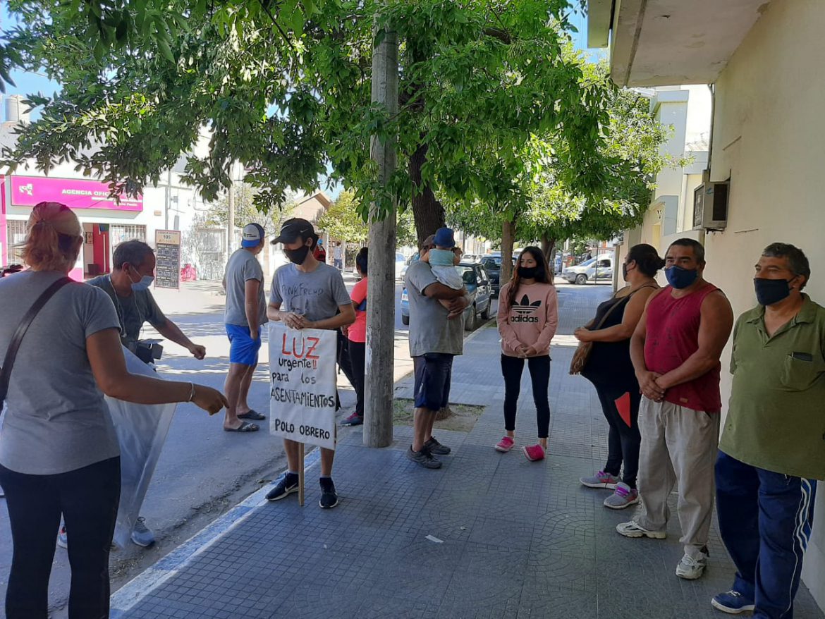Vecinos y vecinas de El Nuevo Salitral se movilizaron a la CPE para reclamar por el servicio eléctrico
