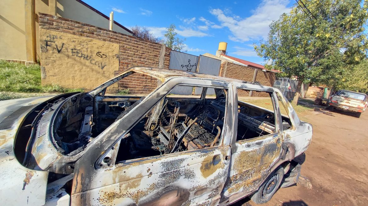 Quemaron un Duna en el Santa María de La Pampa y fueron detenidos