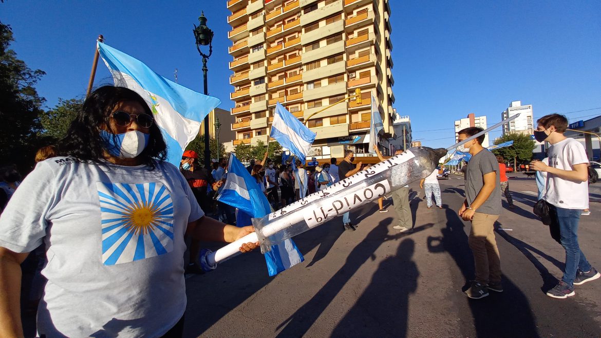 La oposición se manifestó en Santa Rosa contra las vacunaciones a amigos del poder