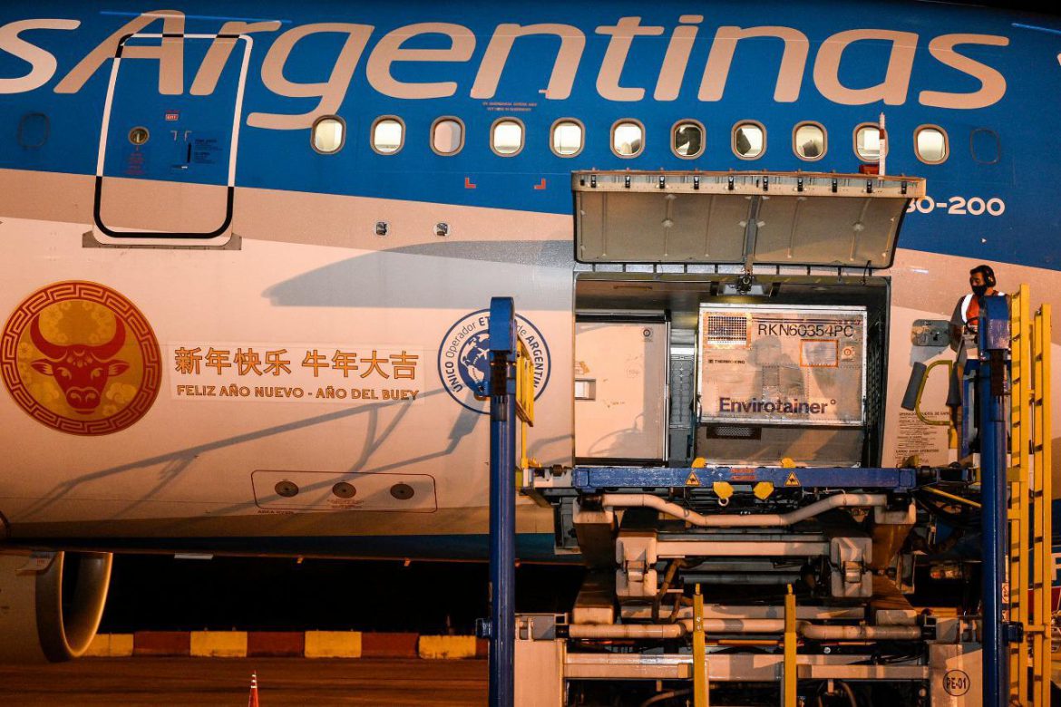 Llegó al país el vuelo de Aerolíneas con 904 mil vacunas contra el covid desde China