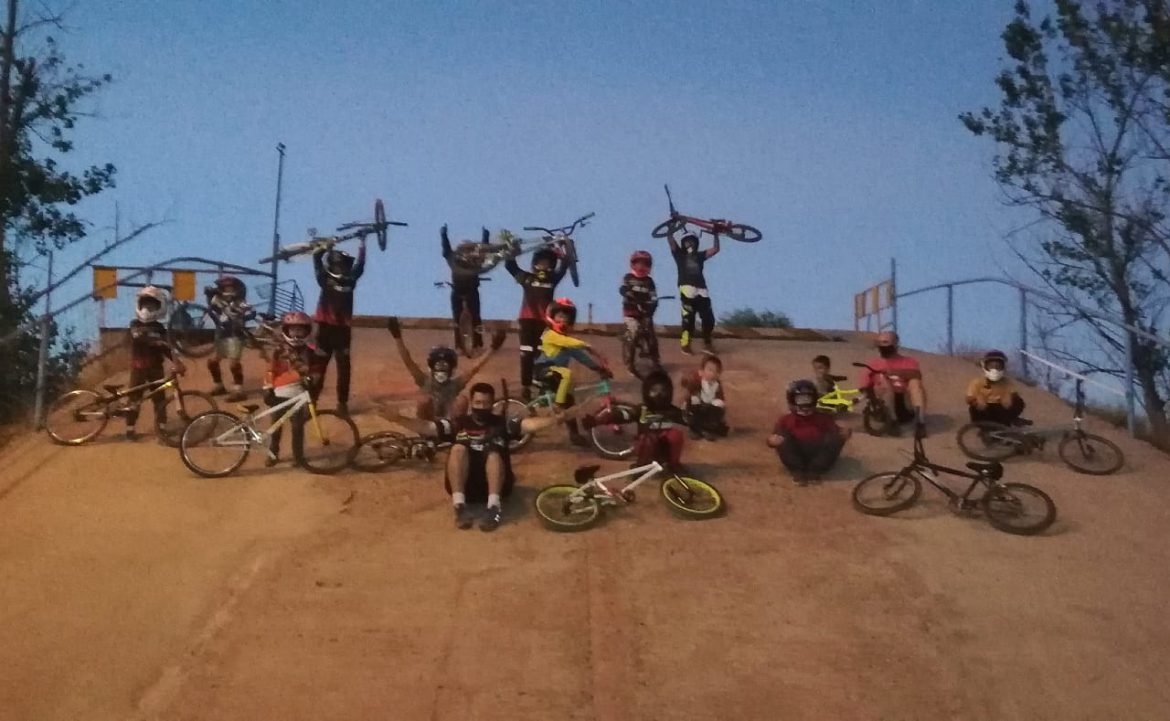 Corredores de BMX de Santa Rosa viajan a competencia en Bahía Blanca