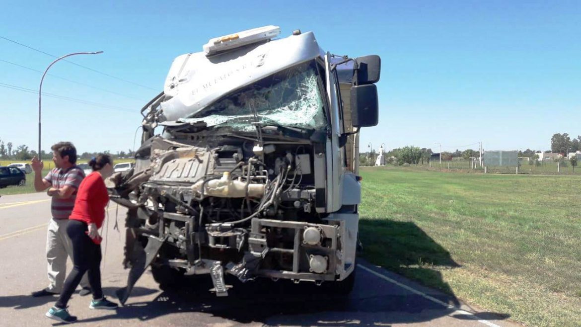 Chocaron dos camiones en el acceso a Catriló: no hubo heridos