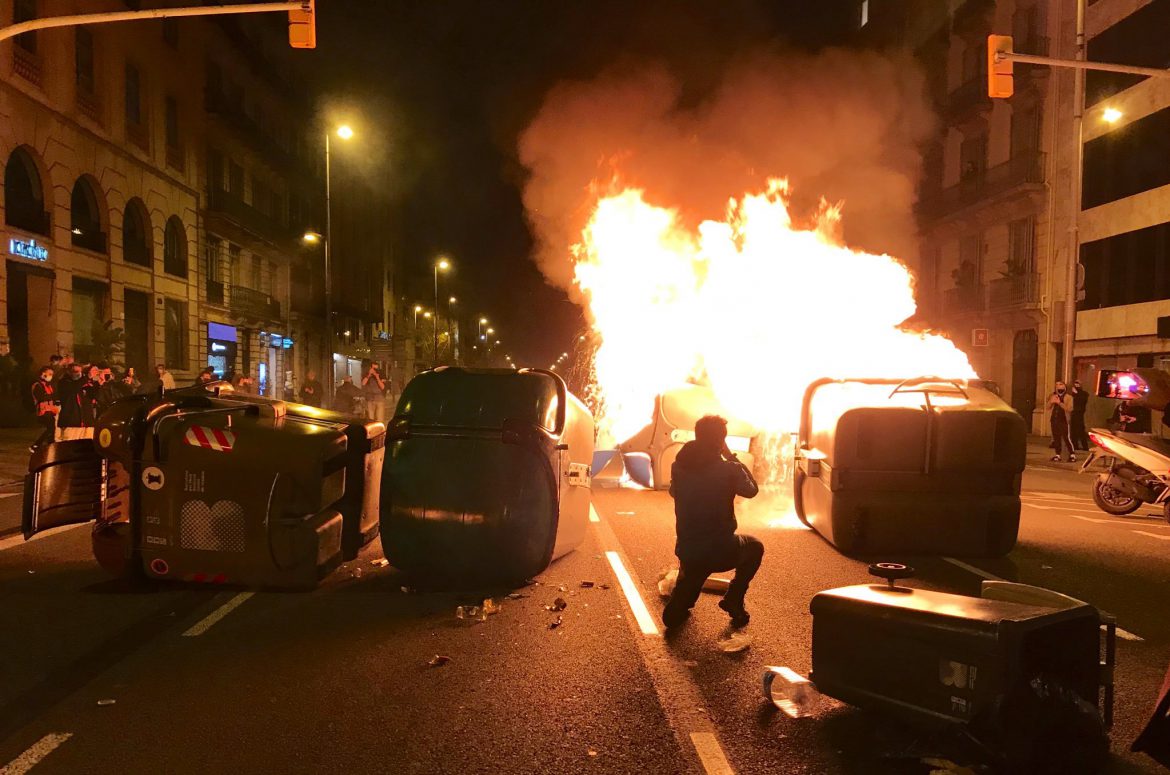 Protestas e incidentes en España por el rapero condenado por insultar a la monarquía