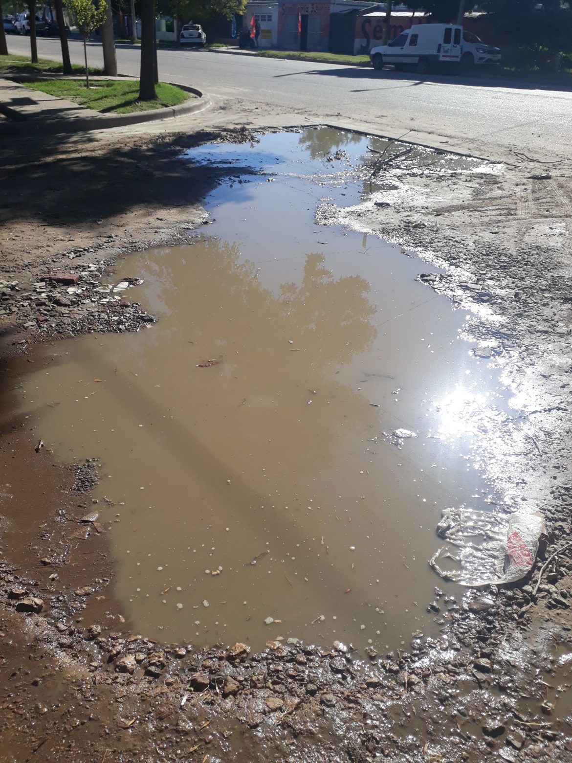 Hace siete meses reclaman por tres pozos y nadie les da respuestas