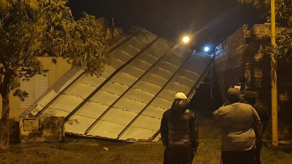 El viento voló el techo de una casa en construcción en Pico