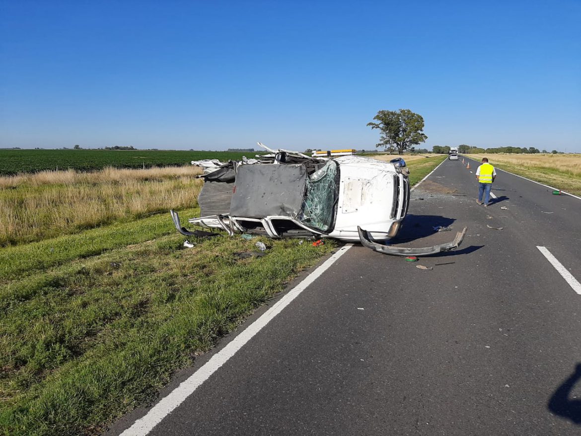 Camioneta se rozó con un camión y volcó en la ruta nacional 5