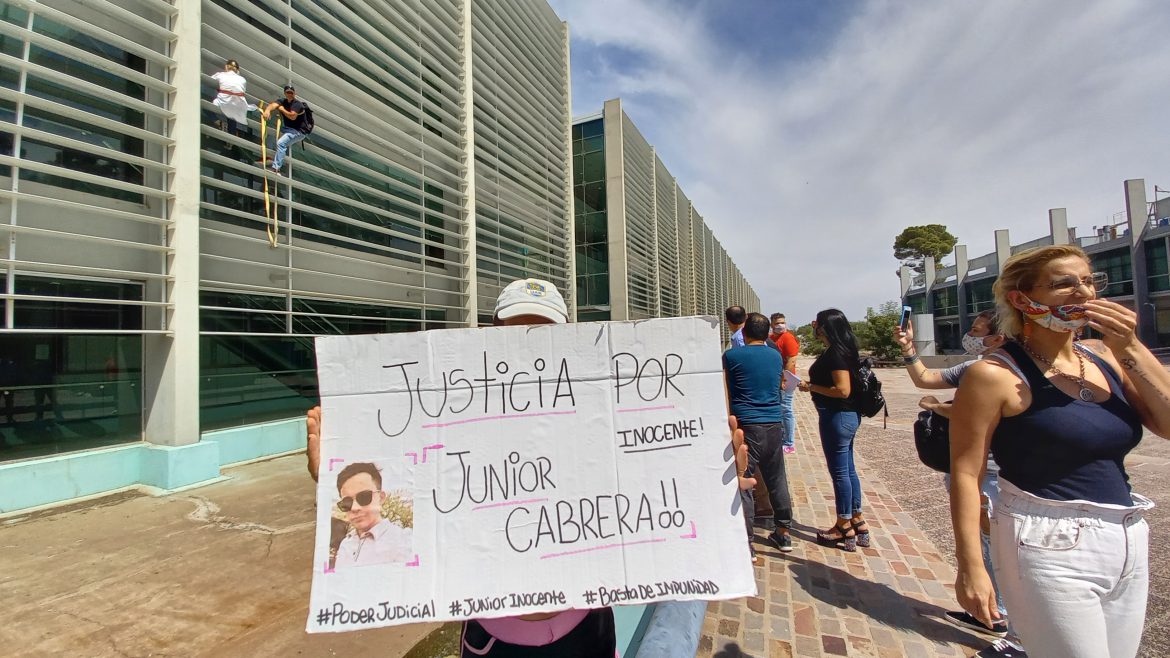 Fin a la protesta: los padres de Junior Cabrera, luego de dos días, bajaron del Centro Judicial