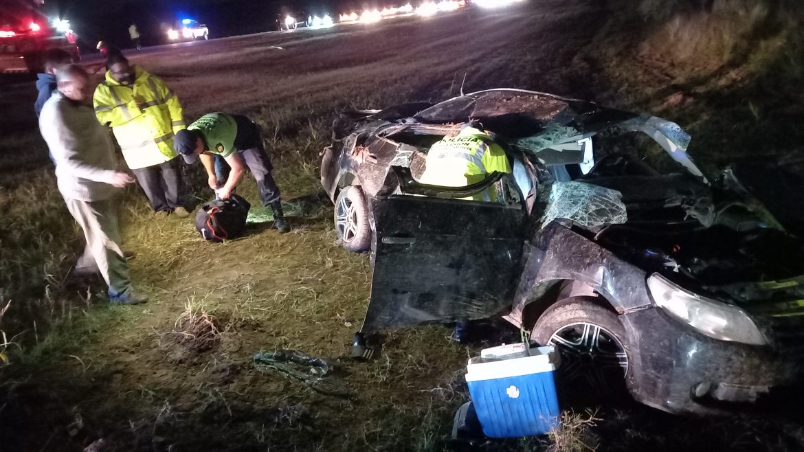 Tres heridos en un despiste y vuelco en la ruta 35