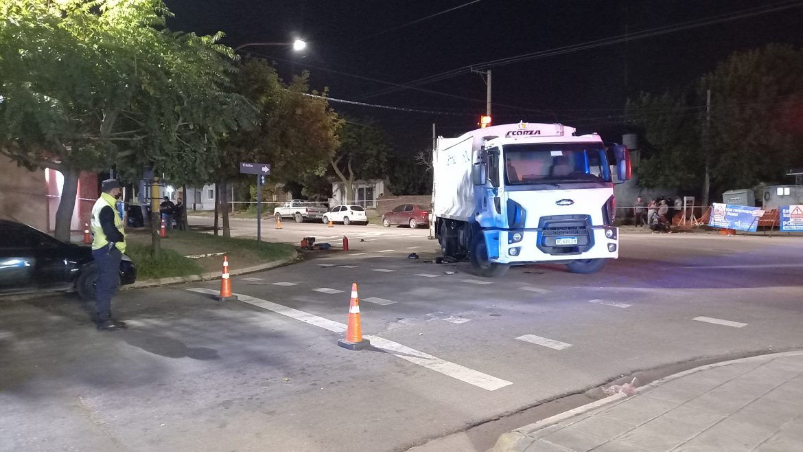 Un camión recolector de residuos atropelló y mató a un motociclista en Santa Rosa