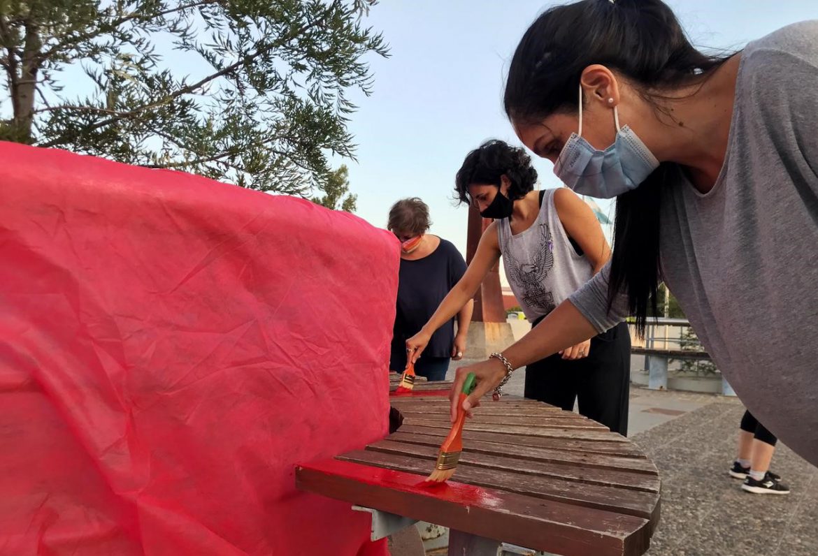 Pintaron un banco rojo en el Centro Judicial de Santa Rosa contra los femicidios