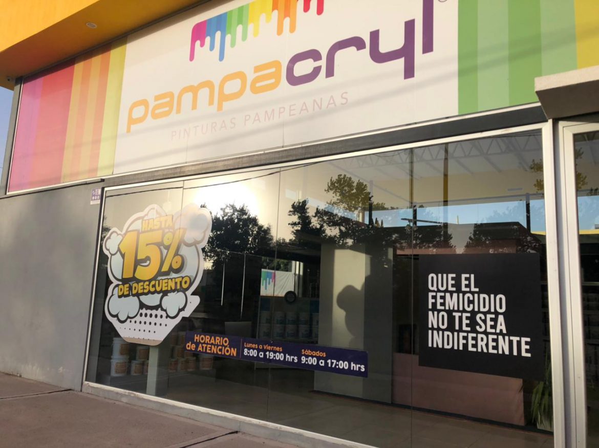 Comercios de Santa Rosa visibilizaron en sus vidrieras la violencia contra las mujeres