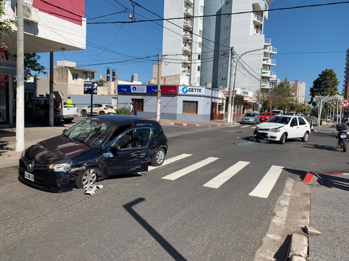 Chocaron dos autos en la avenida San Martín, de Santa Rosa