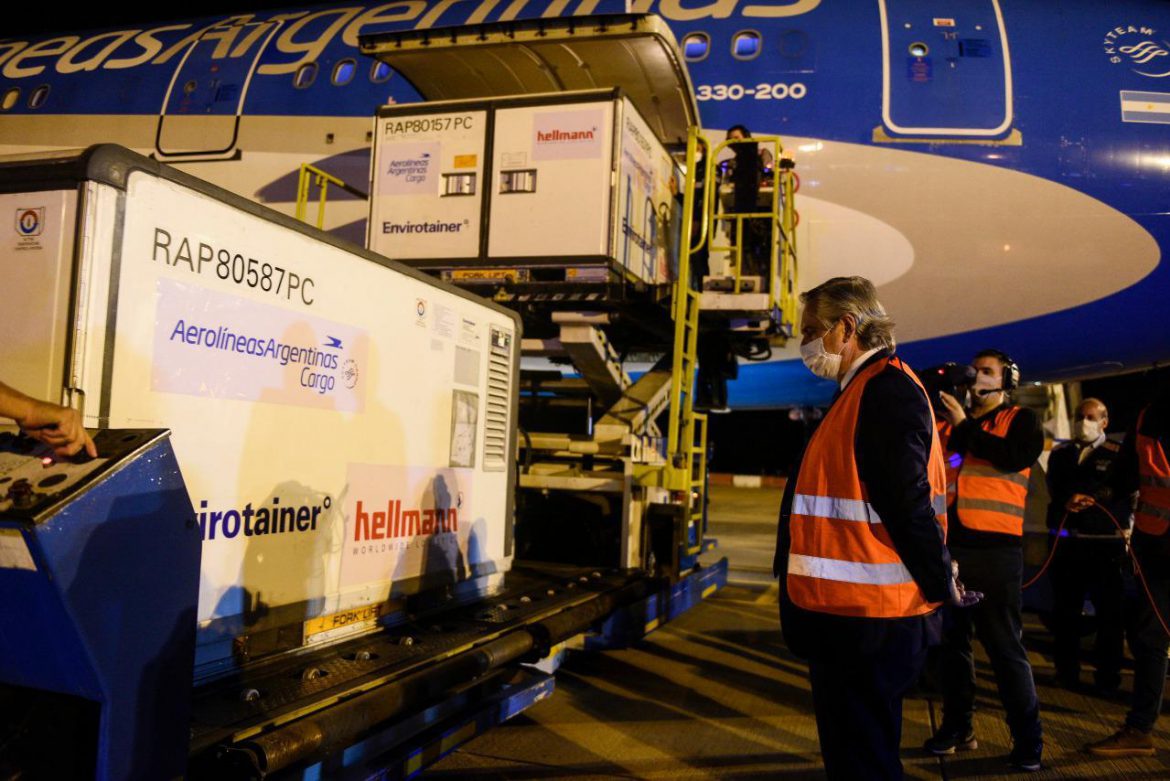 El presidente fue a recibir al aeropuerto un millón de dosis de vacunas contra el covid