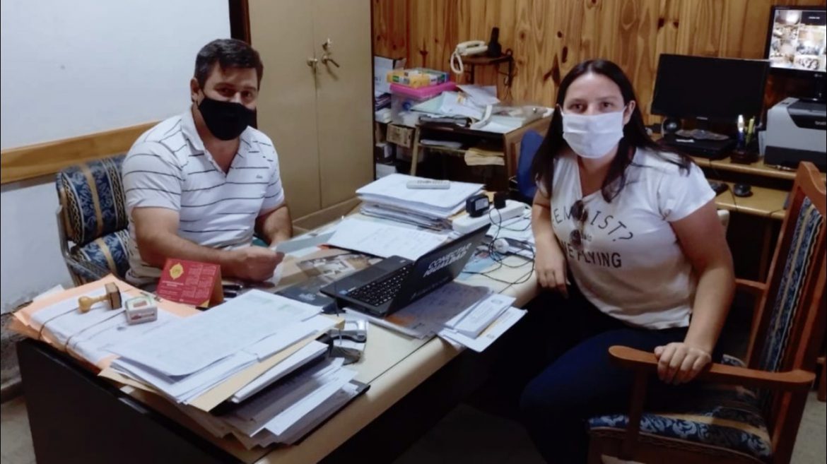 García entregó subsidio a la Epet de Alvear