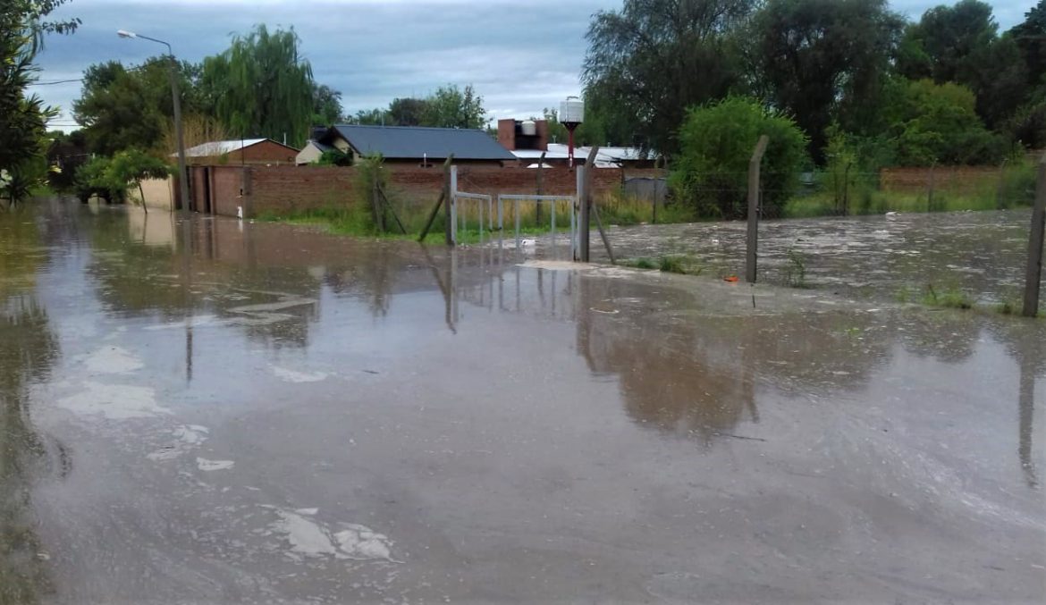 Intensa lluvia, calles intransitables y tres cuencos desbordados en Santa Rosa