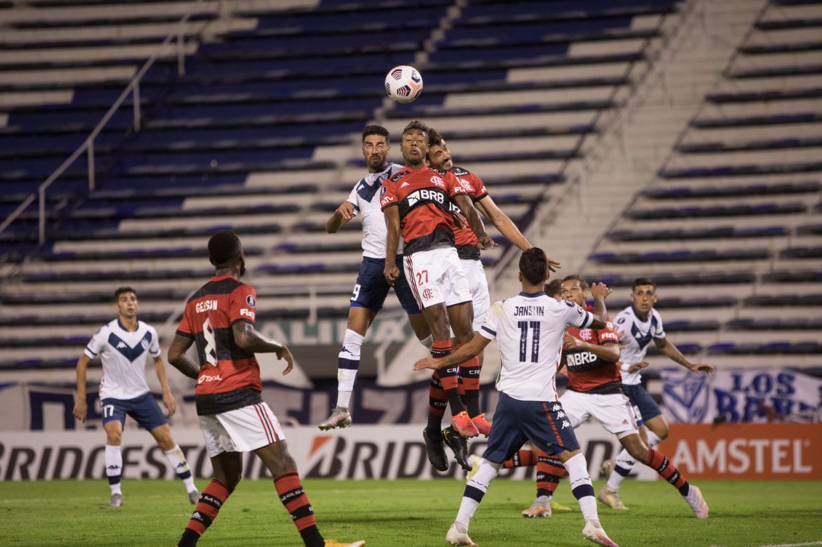 Vélez cayó sobre el final ante Flamengo
