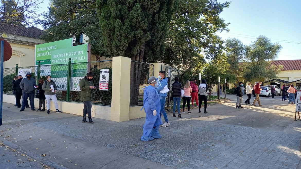 Covid: hay largas colas para hisoparse en Santa Rosa