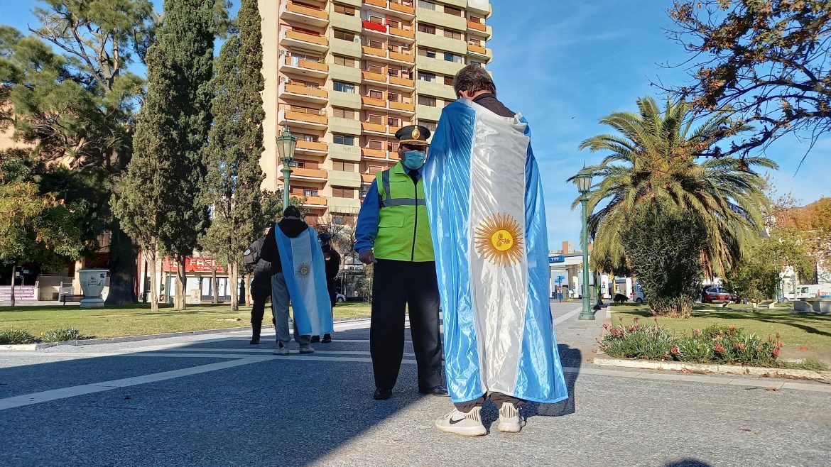 Los anticuarentena salieron a manifestar en Santa Rosa