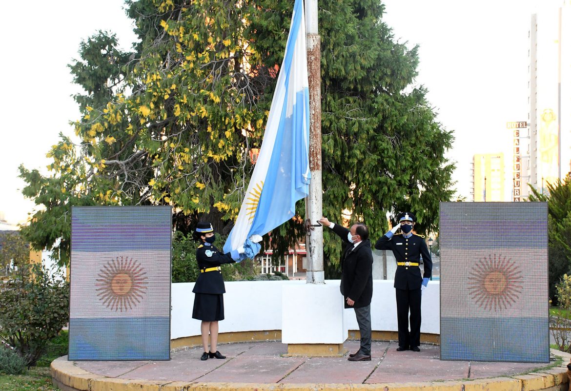 El ministro Di Nápoli encabezó el acto central del 25 de Mayo