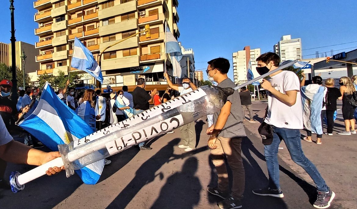 La guerra de la vacuna: se agrieta la política pampeana