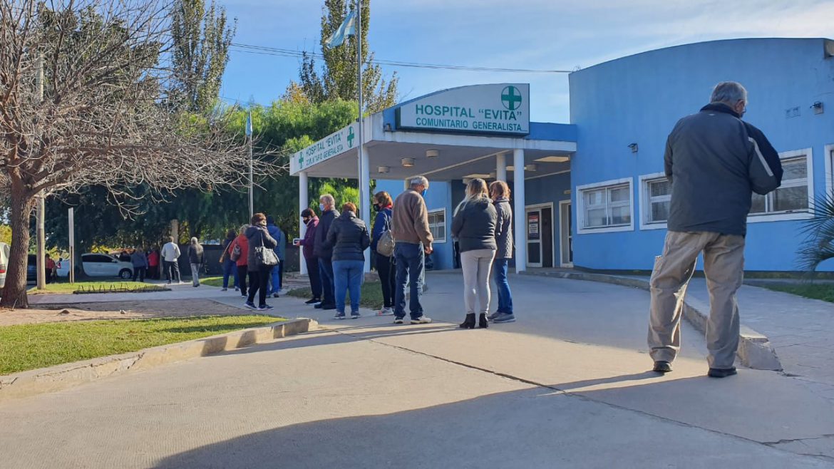 Una larga cola para vacunarse contra el covid en el Hospital Evita