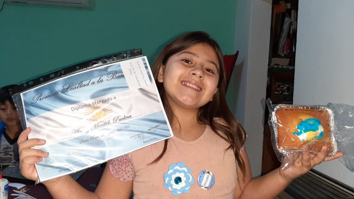 La Escuela 4 se prepara para una promesa a la Bandera y reparte diplomas, escarapelas y budines