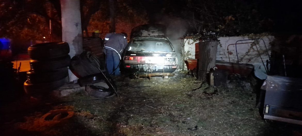 Esclarecen incendio de dos vehículos en Villa Parque