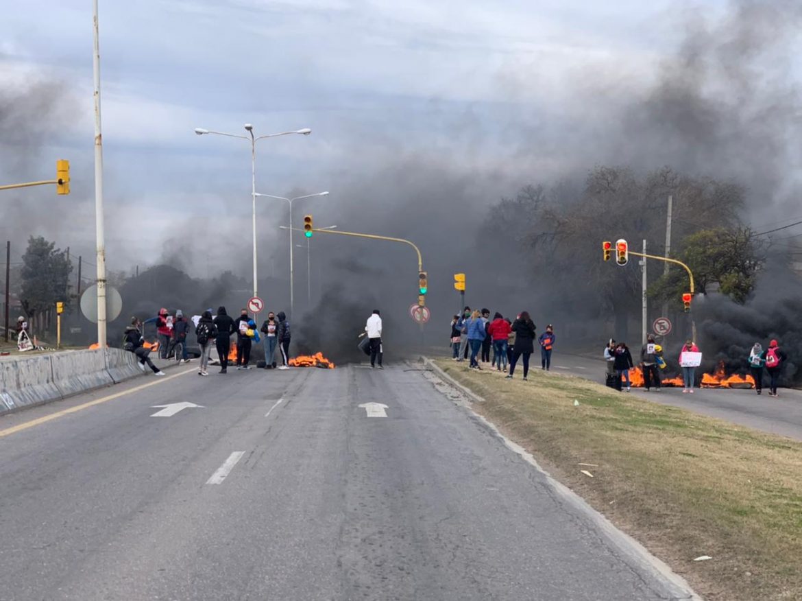 Familiares de Nicolás Llovio cortaron la avenida circunvalación de Santa Rosa