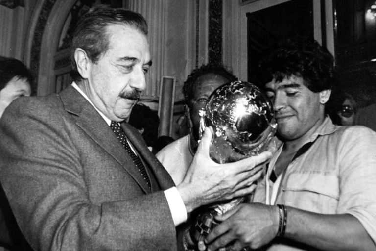Maradona y Alfonsín, en el centro de una pugna política por el nombre de un paseo en Toay