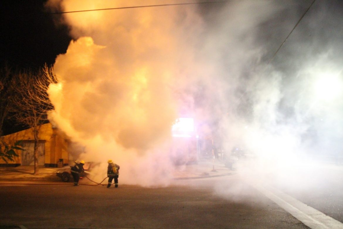 ¿Ola de quemacoches en Pico? Otros dos autos fueron incendiados en la madrugada