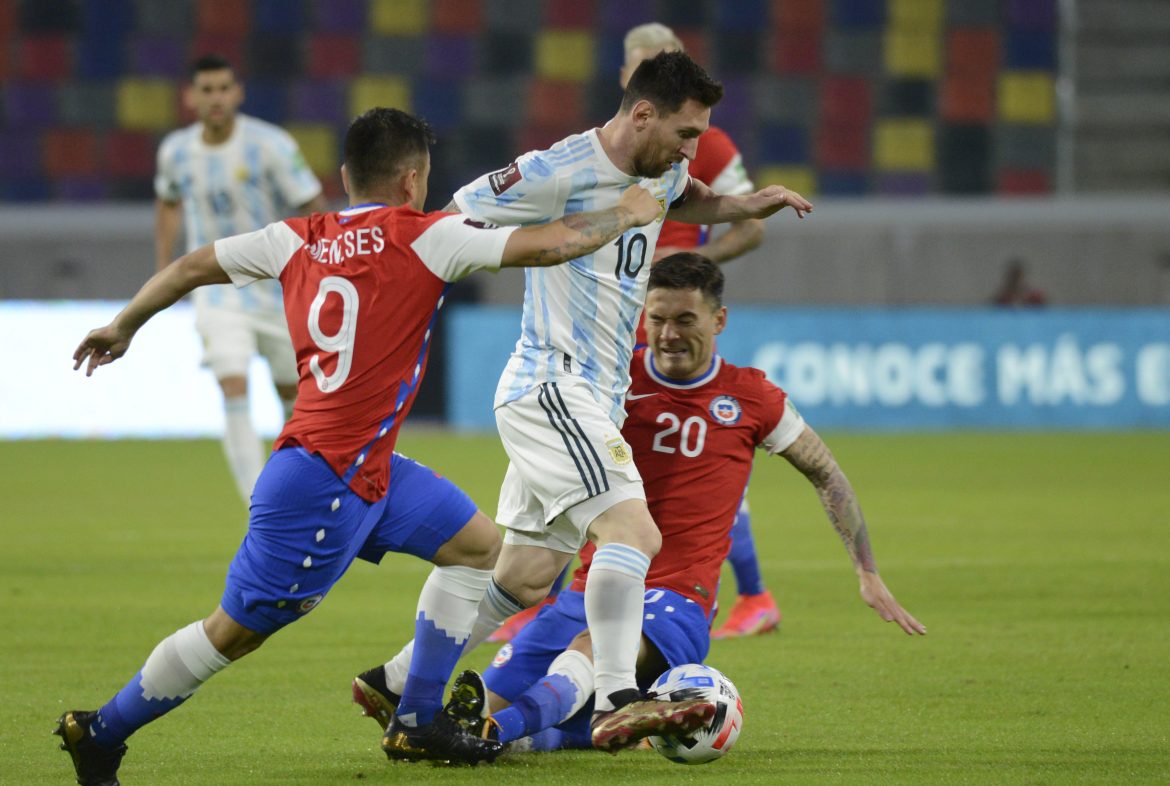 Eliminatorias: Argentina fue más pero no pudo con Chile
