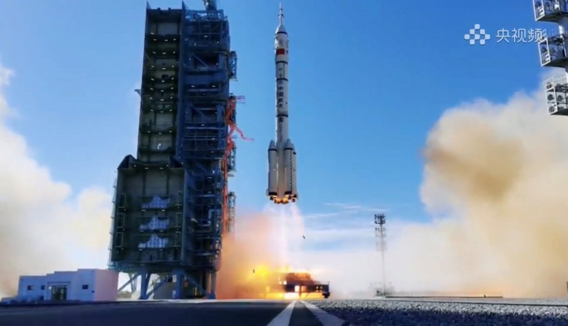 China lanza la nave espacial tripulada Shenzhou-12 para la construcción de su propia estación espacial